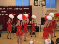 Zespół mażoretek tańczy dla Miłosza